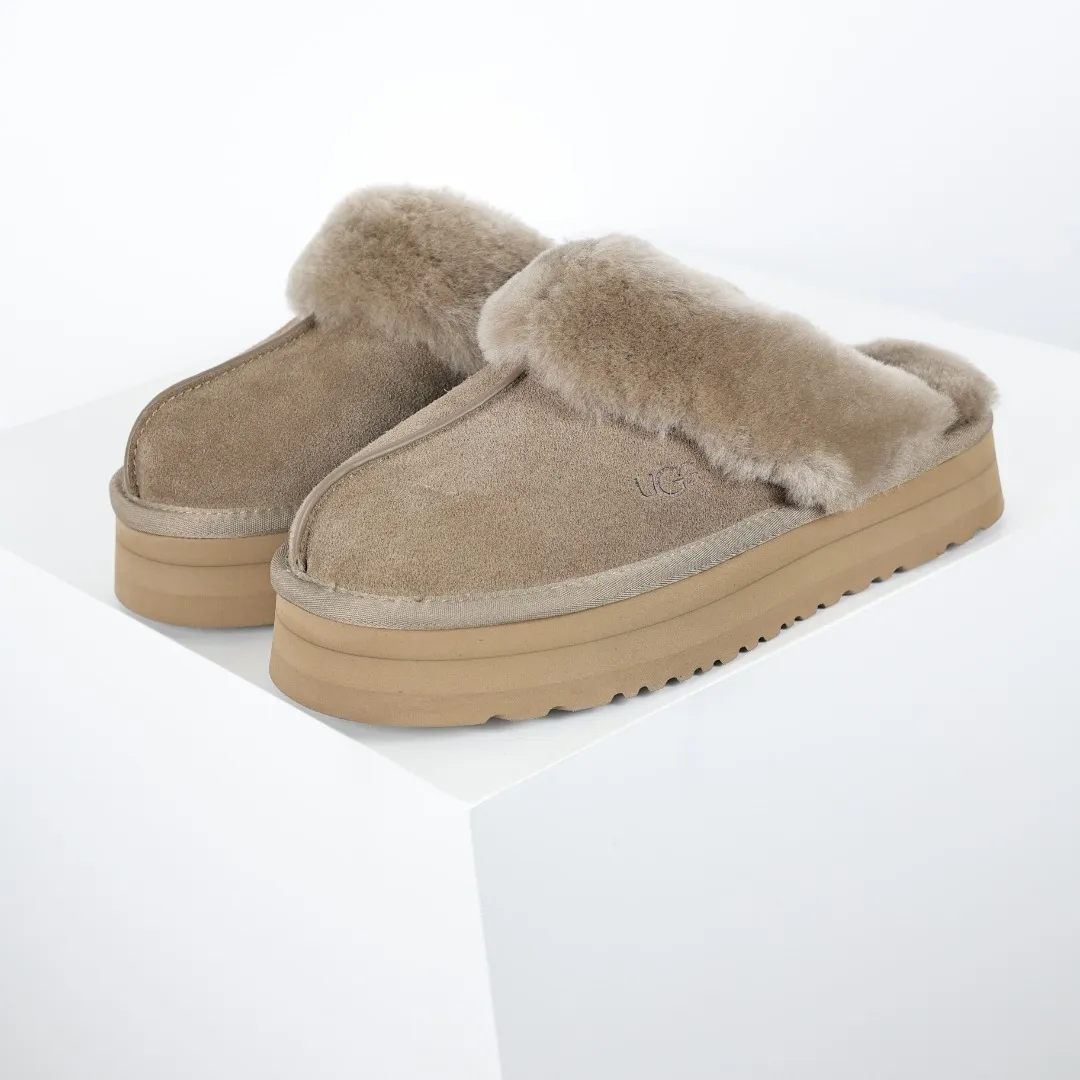 Pick up locally 💰520, the core recommendation is good price UGG Coquette three-layer thickened lazy slippers, popular Xiaohongshu style, Henan Longfeng leather production, sheepskin and wool integration, top quality in the market, 2-3 cm cashmere insole, keeping warm in winter, suitable for home use. In the new year, uug launched a style series, which is partially geared towards the preferences of young consumers, and has also been at the forefront of fashion trends. Shoe body material, water-repellent coated suede upper 17mm UGGPURE™ implanted wool insole Lightweight non-slip comfortable rubber outsole With brand LOGO Trademark Comes with full packaging Size: 35 36 37 38 39 40